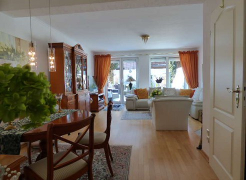 Sehr gepflegtes MRH mit Kamin & Vollkeller & TG-Stellplatz