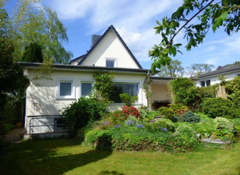 Uneinsehbares Grundstück mit saniertem EFH, Kamin & schönem Garten