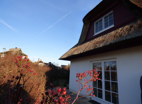 Frisch durchrenoviert! Ein möbliertes Ferienhaus unter Reet mit Erdwärme & Kamin & Sauna