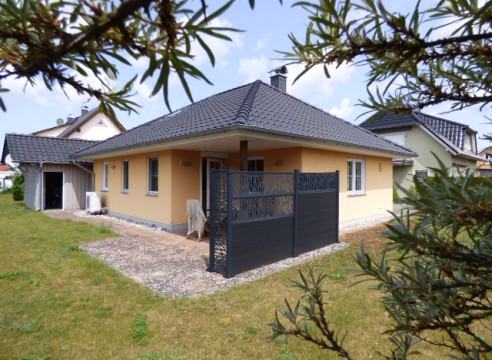 Wohnhaus im Bungalowstil mit Kamin & Fussbodenheizung & Vollbad & Carport